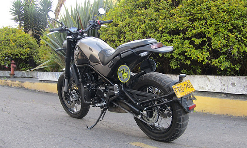 Benelli Leoncino 500...