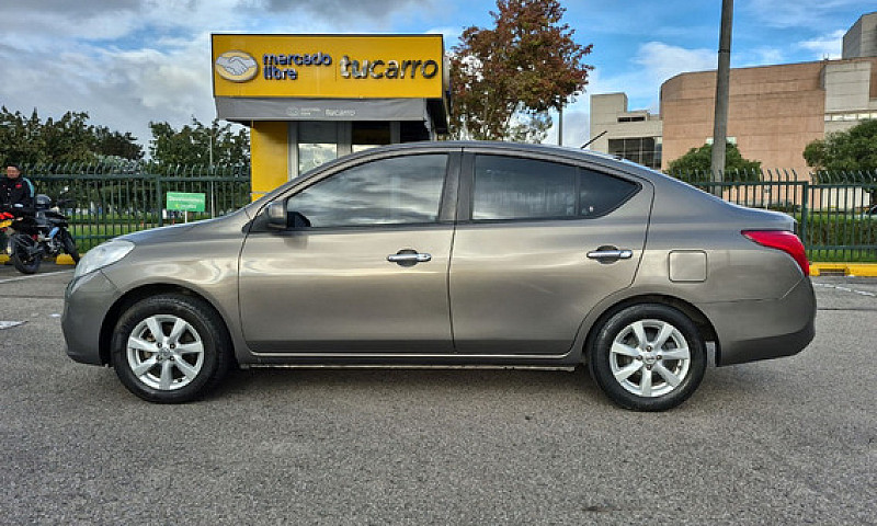 Nissan Versa 1.6 Adv...
