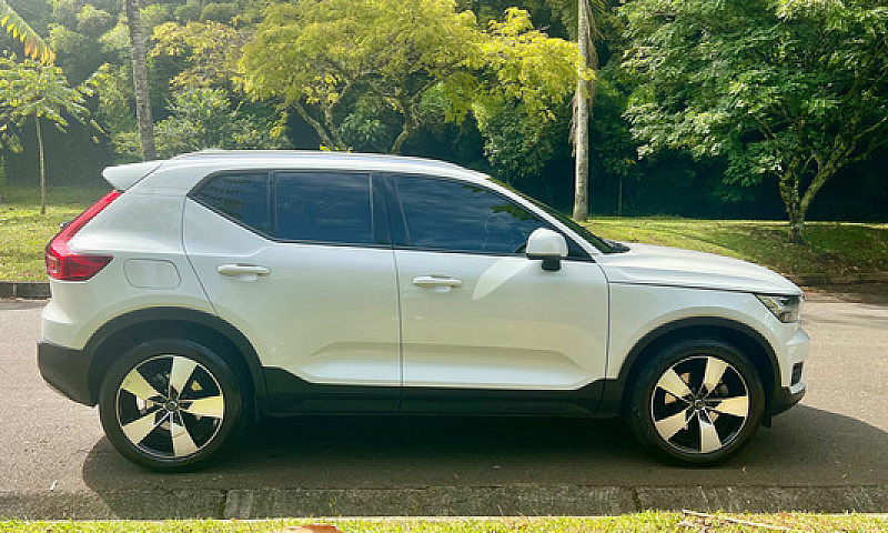 Volvo Xc40 T4 Moment...