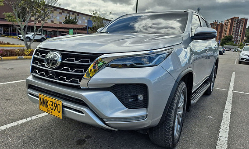 Toyota Fortuner  2.4...