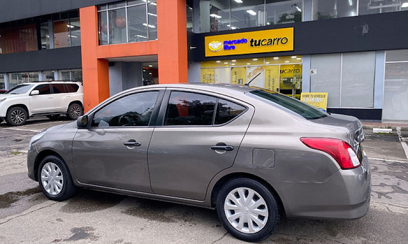 Nissan Versa 1.6 Adv...