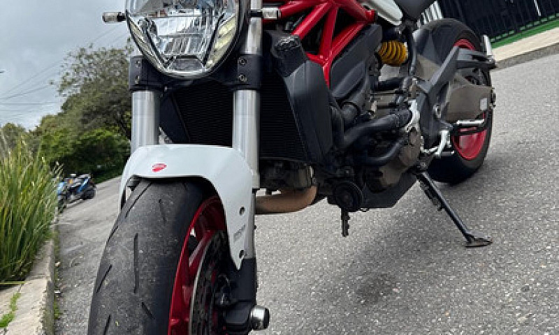 Ducati Monster 821...