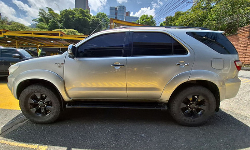 Toyota Fortuner 3.0 ...