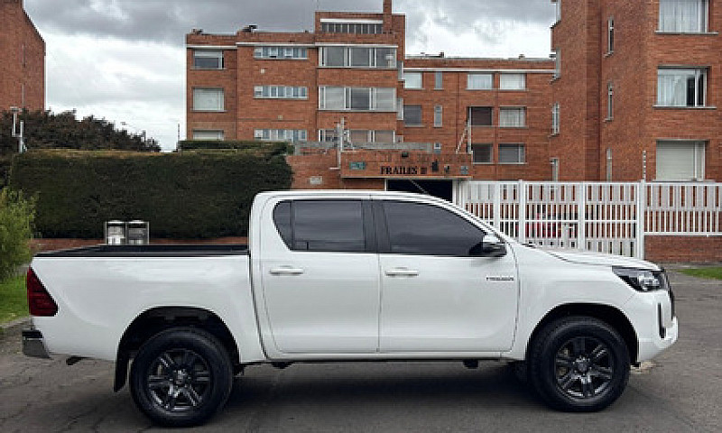 Toyota Hilux 2.4L Mt...