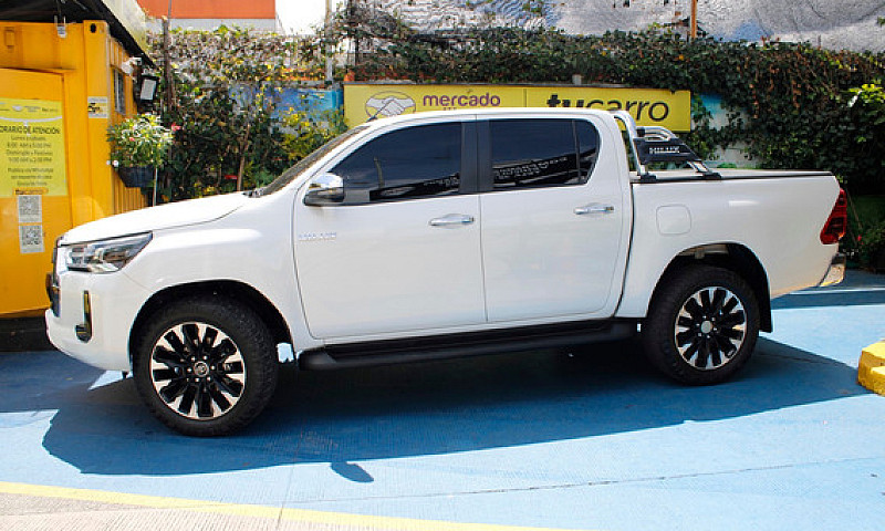 Toyota Hilux 2.8L...