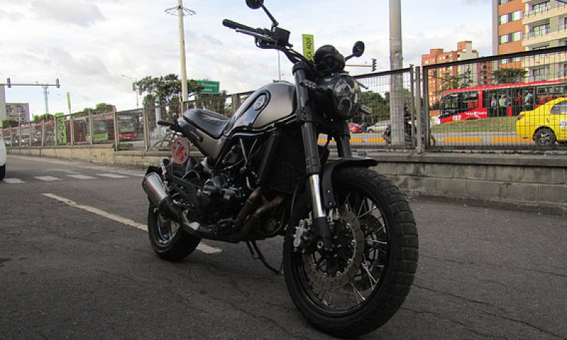 Benelli Leoncino 500...