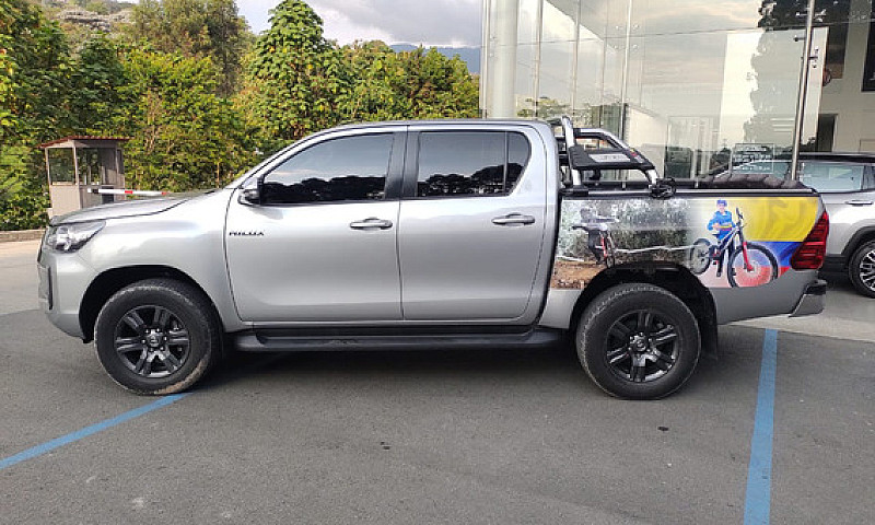 Toyota Hilux 2.4L...