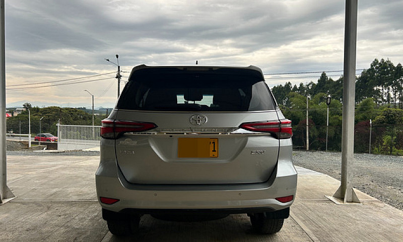 Toyota Fortuner 2.7L...