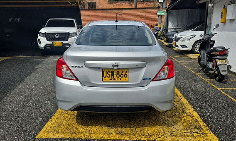 Nissan Versa 1.6 Adv...