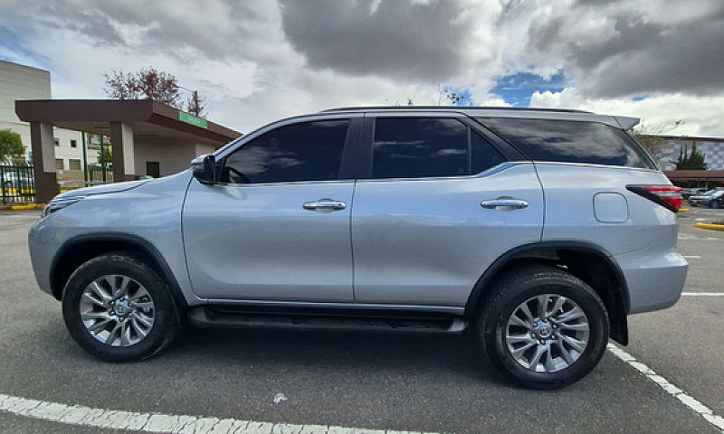 Toyota Fortuner  2.4...