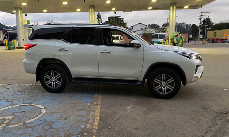 Toyota Fortuner 2.4...