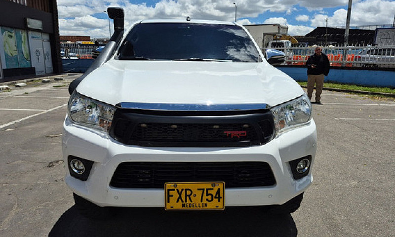 Toyota Hilux 2.4L...