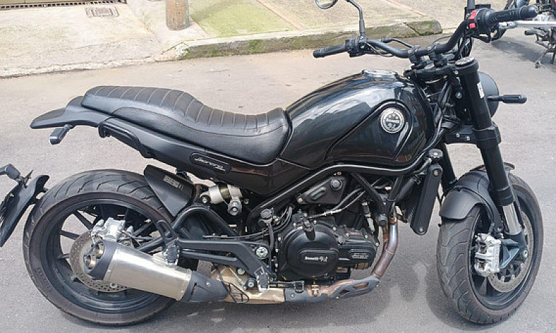Benelli Leoncino 500...