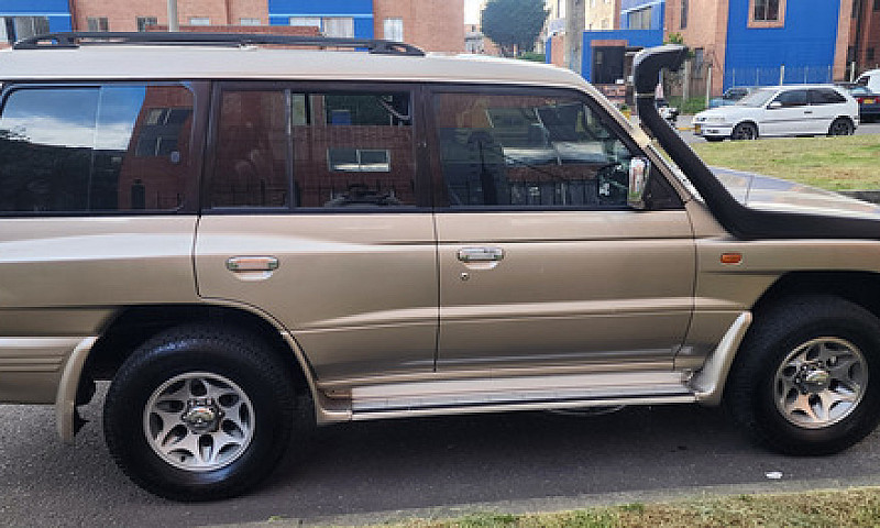 Mitsubishi Montero 3...