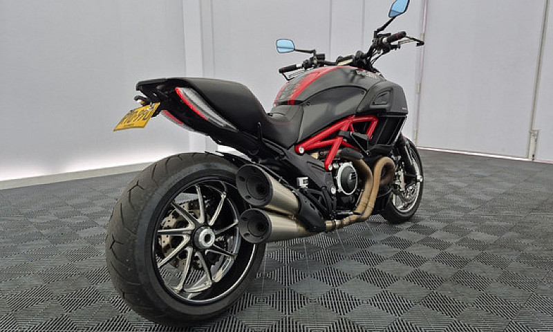Ducati Diavel Carbon...