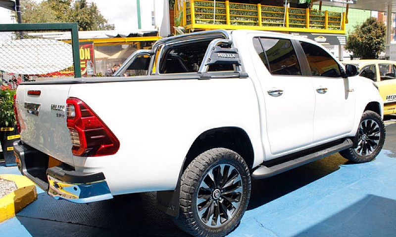 Toyota Hilux 2.8L...