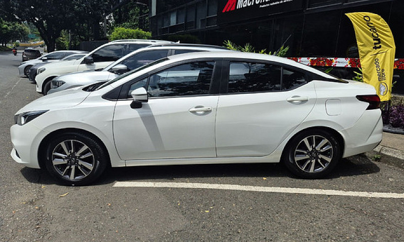 Nissan Versa 1.6 Adv...