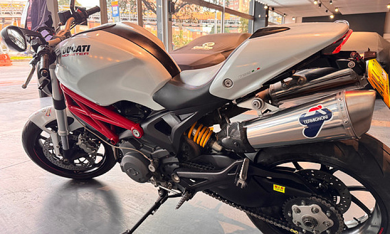 Ducati Monster 796 B...
