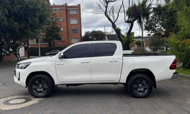 Toyota Hilux 2.4L Mt...