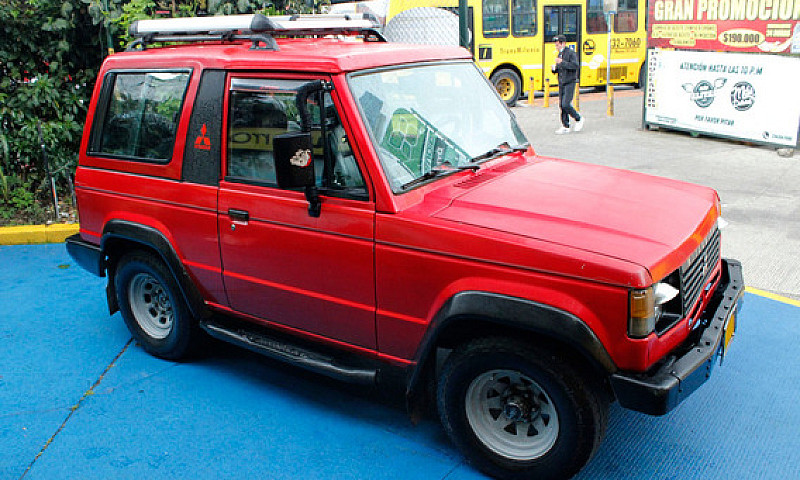 Mitsubishi Montero M...