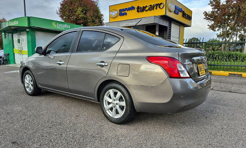Nissan Versa 1.6 Adv...