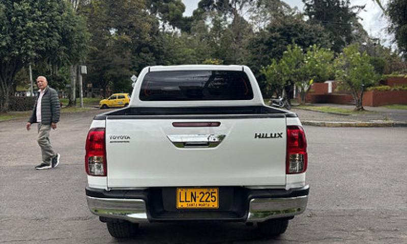 Toyota Hilux 2.4L Mt...