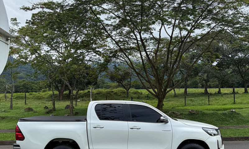 Toyota Hilux 2.4L...