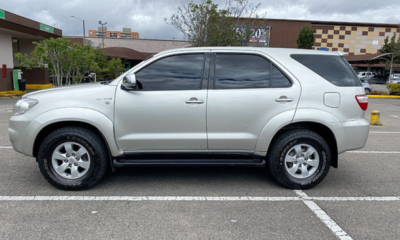 Toyota Fortuner 2.7L...
