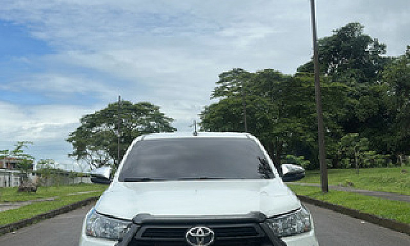 Toyota Hilux 2.4L...