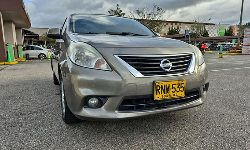 Nissan Versa 1.6 Adv...