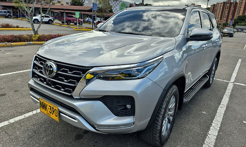 Toyota Fortuner  2.4...