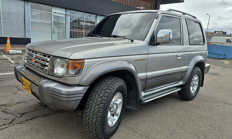 Mitsubishi Montero 3...