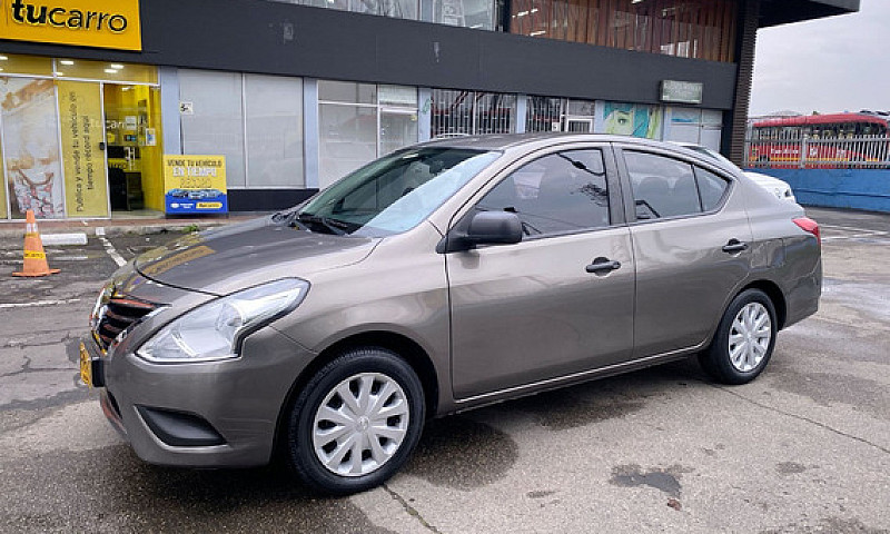 Nissan Versa 1.6 Adv...