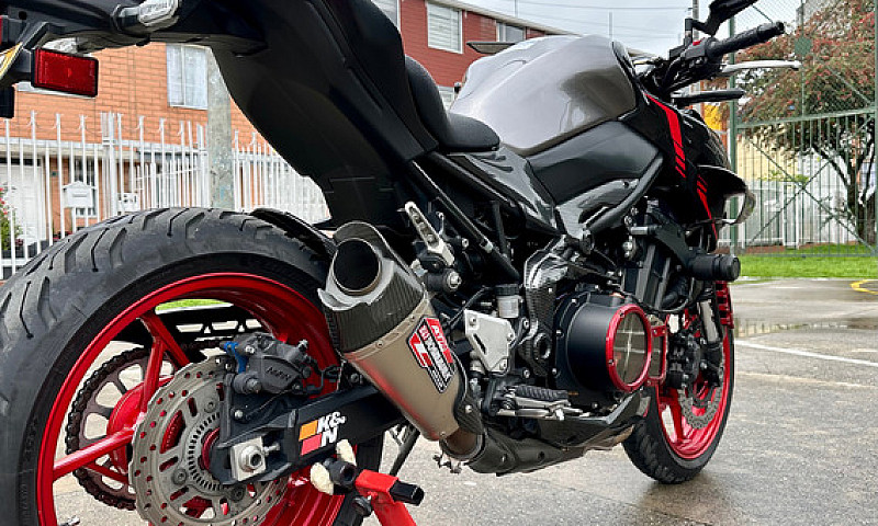 Kawasaki Z900...