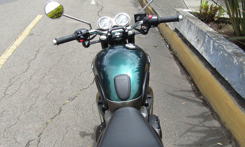 Triumph Bonneville  ...