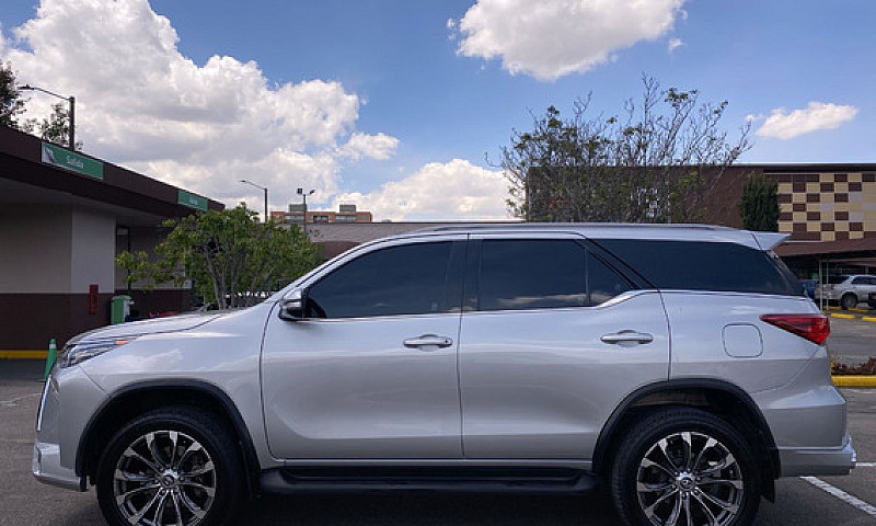 Toyota Fortuner 2.7L...