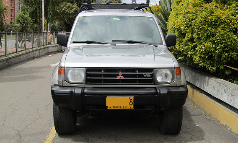 Mitsubishi Montero 3...