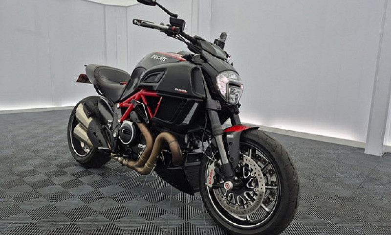 Ducati Diavel Carbon...
