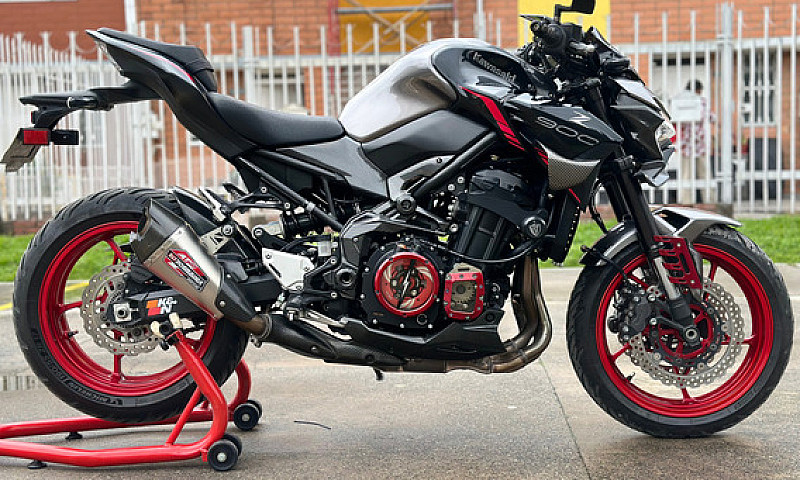 Kawasaki Z900...