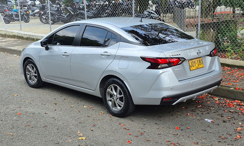 Nissan Versa 1.6 Sen...
