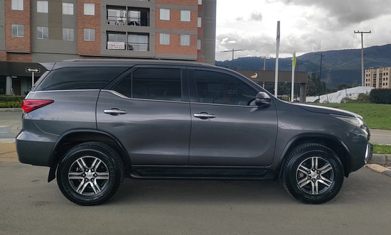 Toyota Fortuner 2.7L...