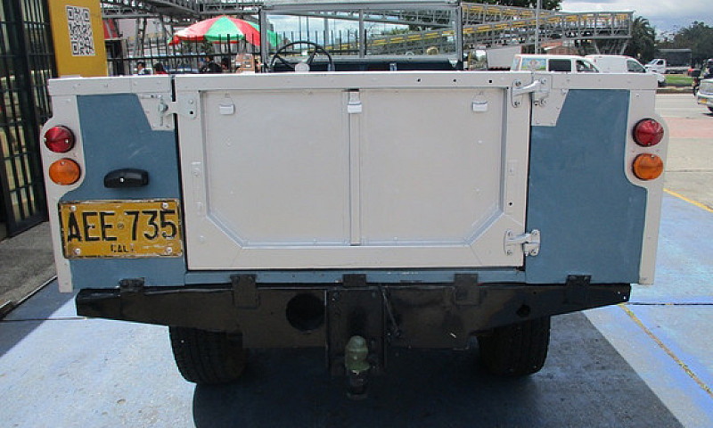 Land Rover Santana 2...
