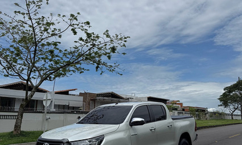 Toyota Hilux 2.4L...