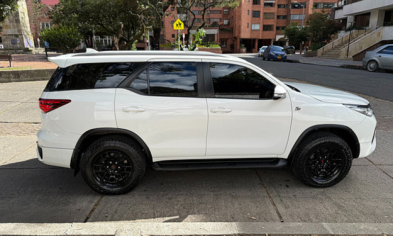 Toyota Fortuner 2.7L...