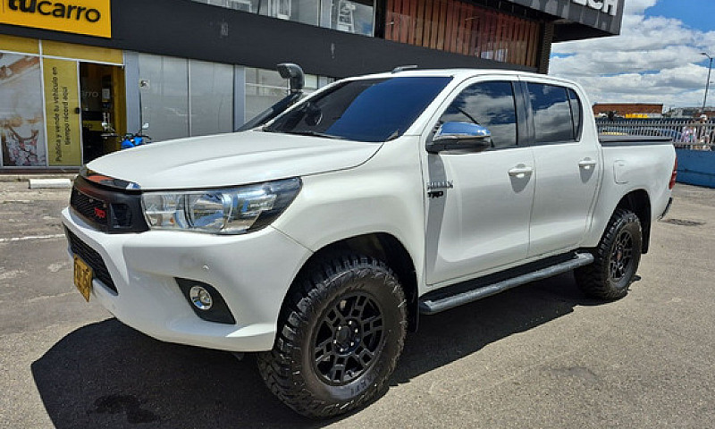 Toyota Hilux 2.4L...