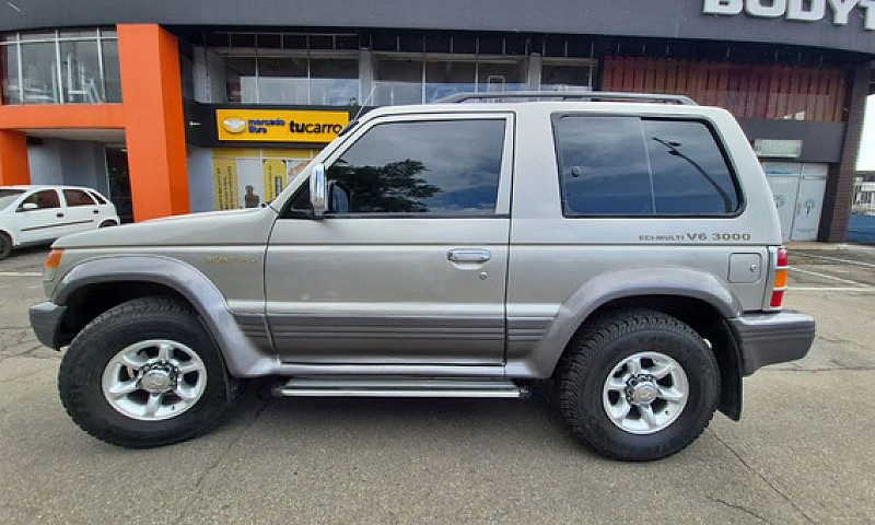 Mitsubishi Montero 3...