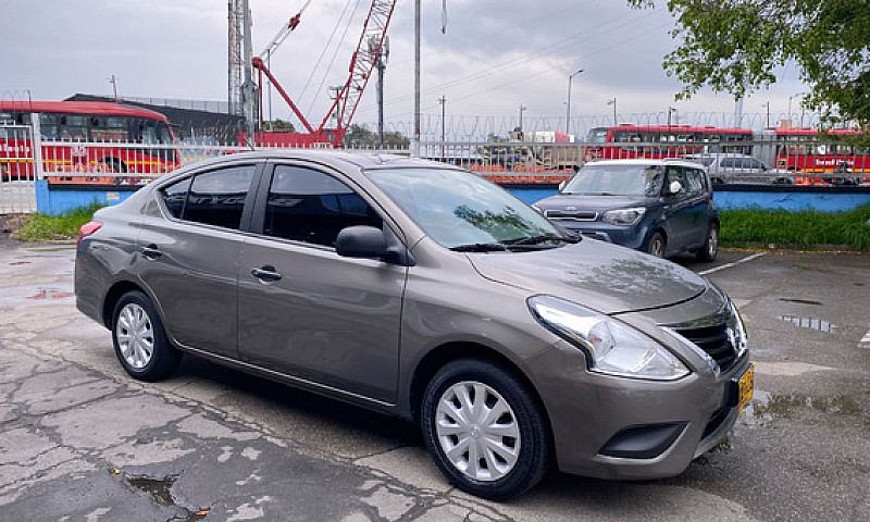 Nissan Versa 1.6 Adv...