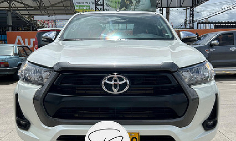Toyota Hilux 2.4L...
