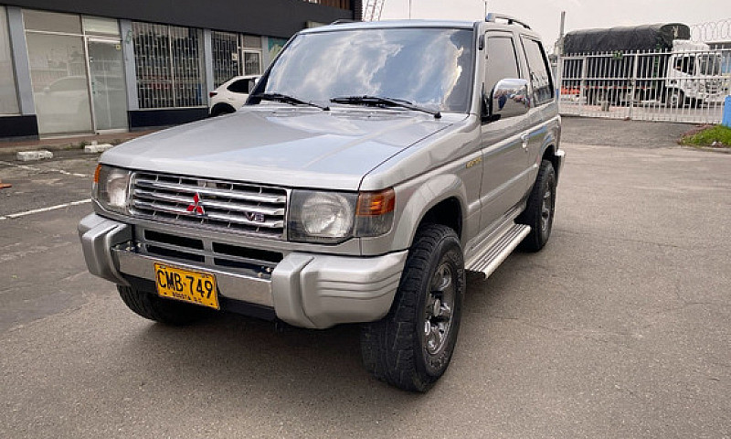 Mitsubishi Montero 3...