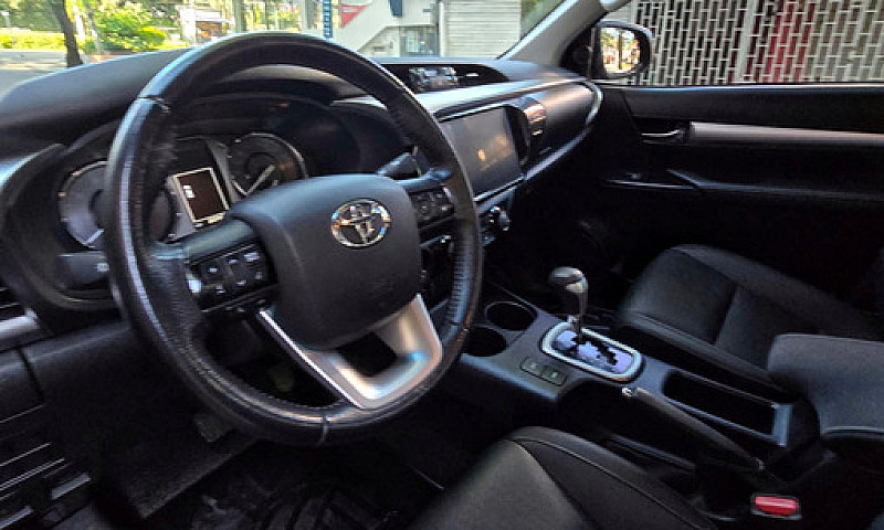 Toyota Hilux 2.4L...